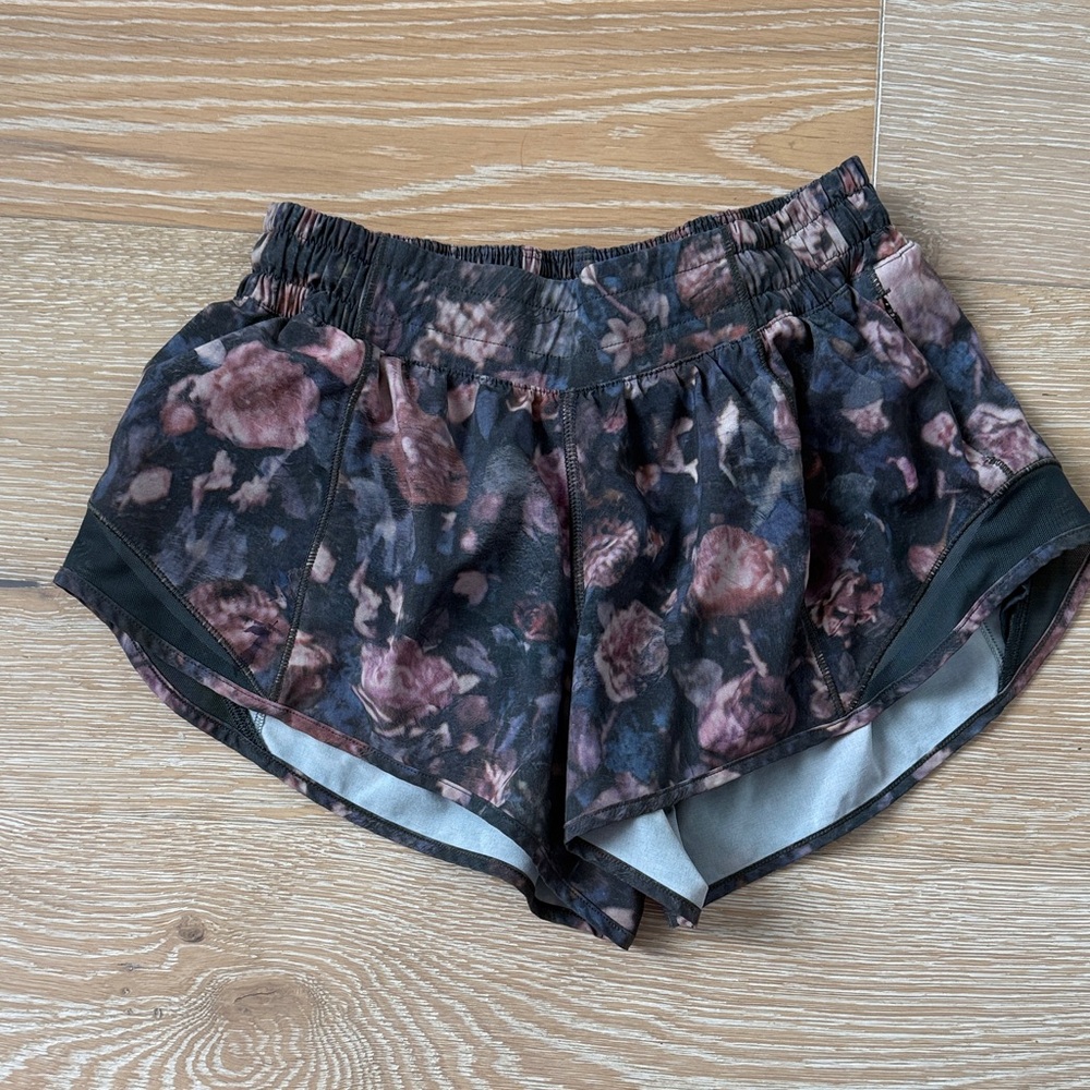 Lululemon Size 4 Hotty Hots in frosted rose Floral Women's Shorts 2.5 inch